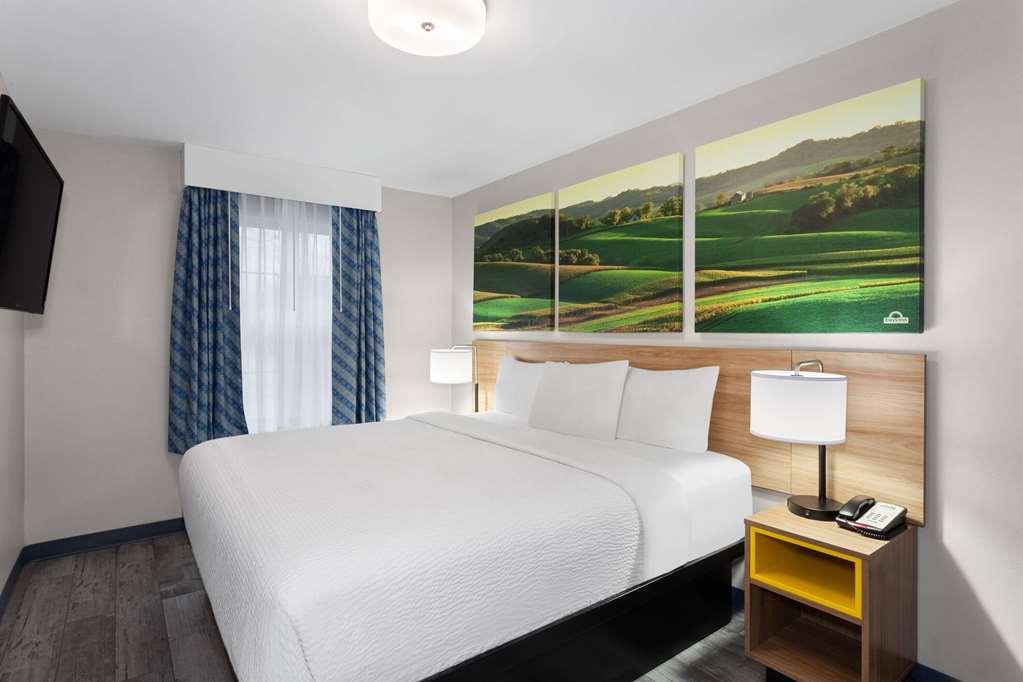 Days Inn & Suites By Wyndham Sellersburg Room photo