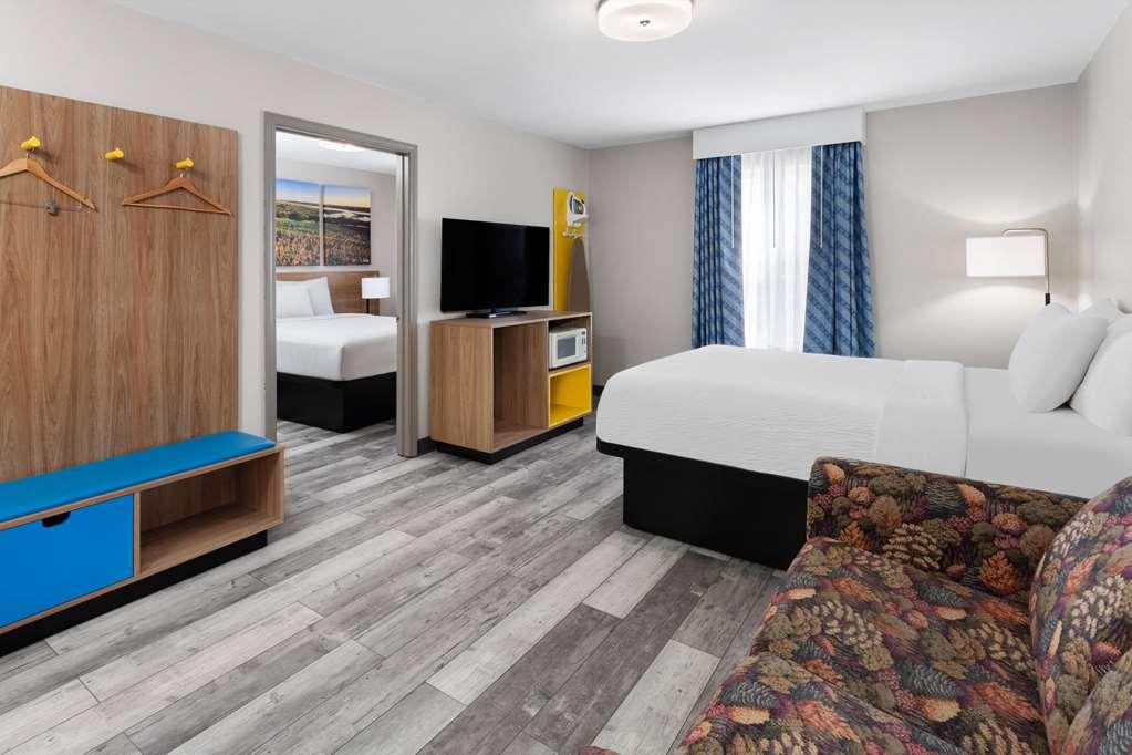 Days Inn & Suites By Wyndham Sellersburg Room photo