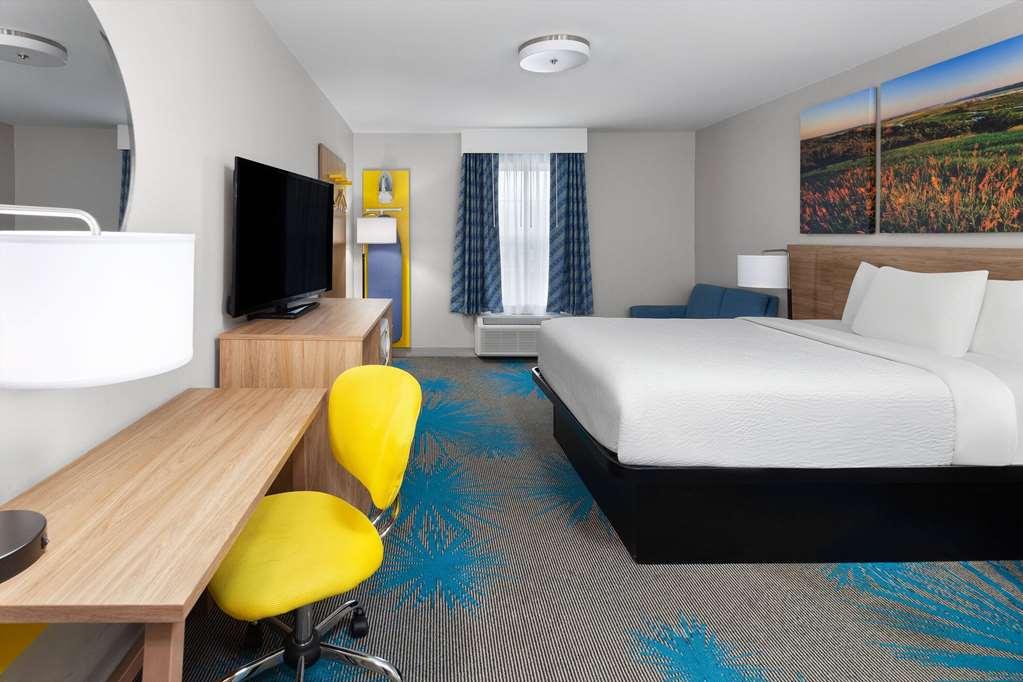 Days Inn & Suites By Wyndham Sellersburg Room photo