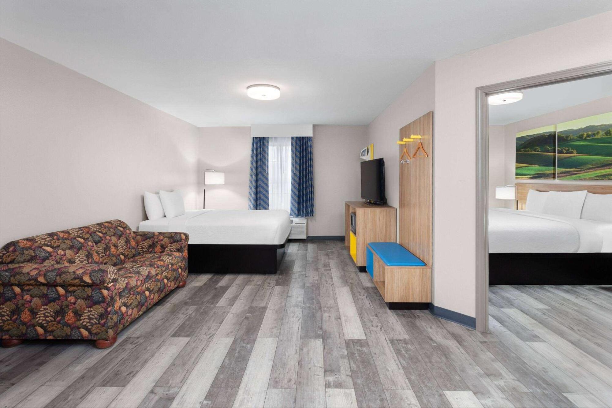 Days Inn & Suites By Wyndham Sellersburg Exterior photo