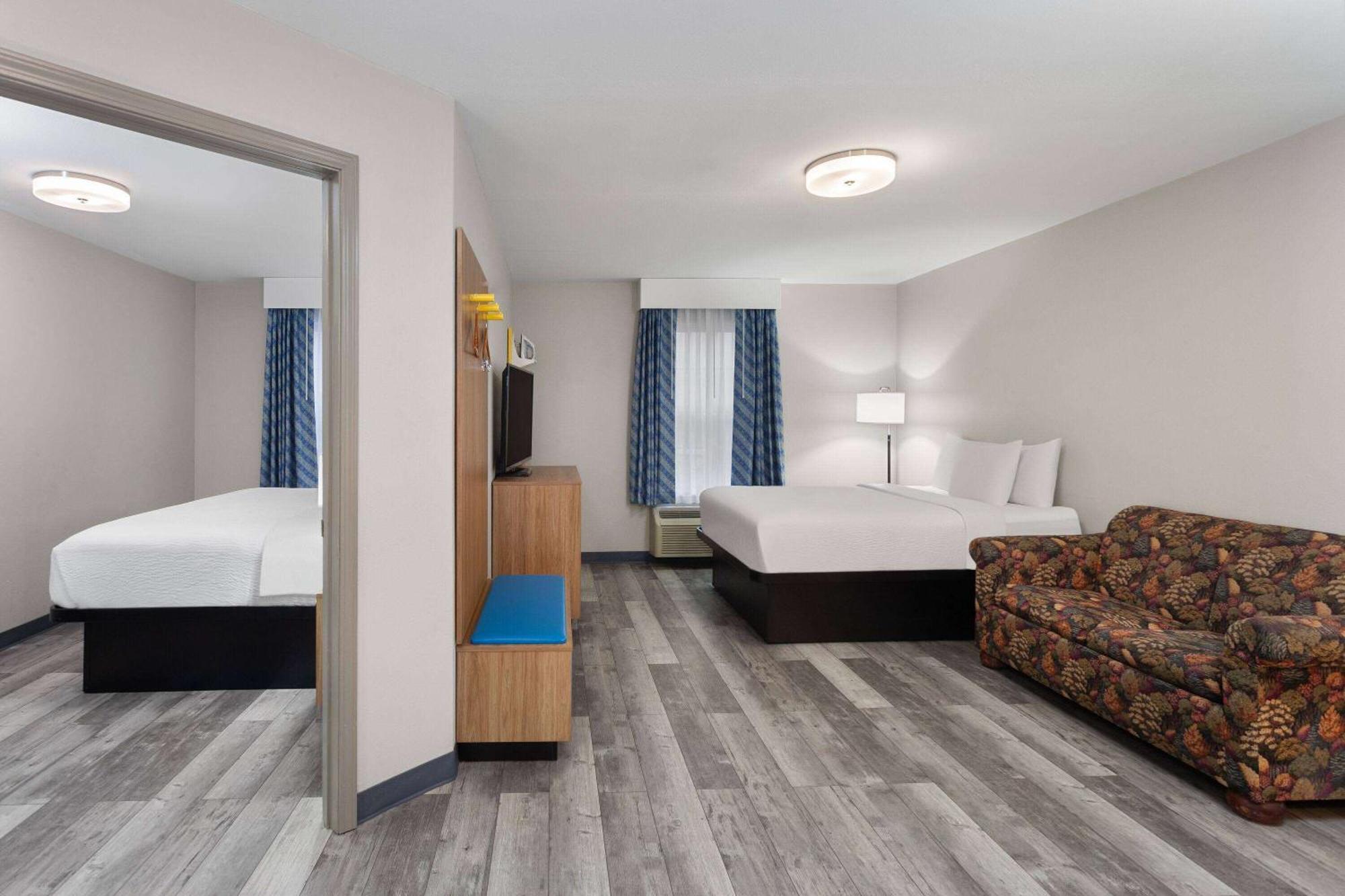 Days Inn & Suites By Wyndham Sellersburg Exterior photo