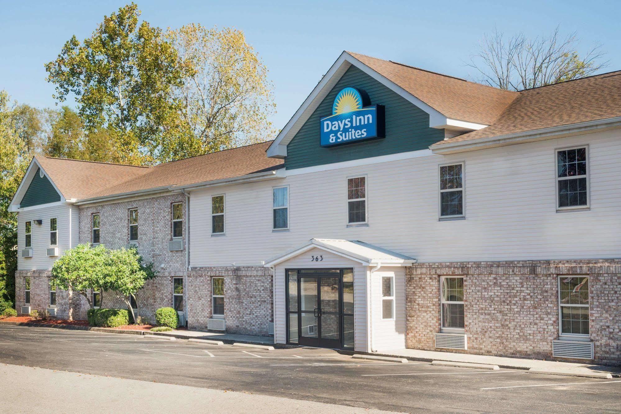 Days Inn & Suites By Wyndham Sellersburg Exterior photo